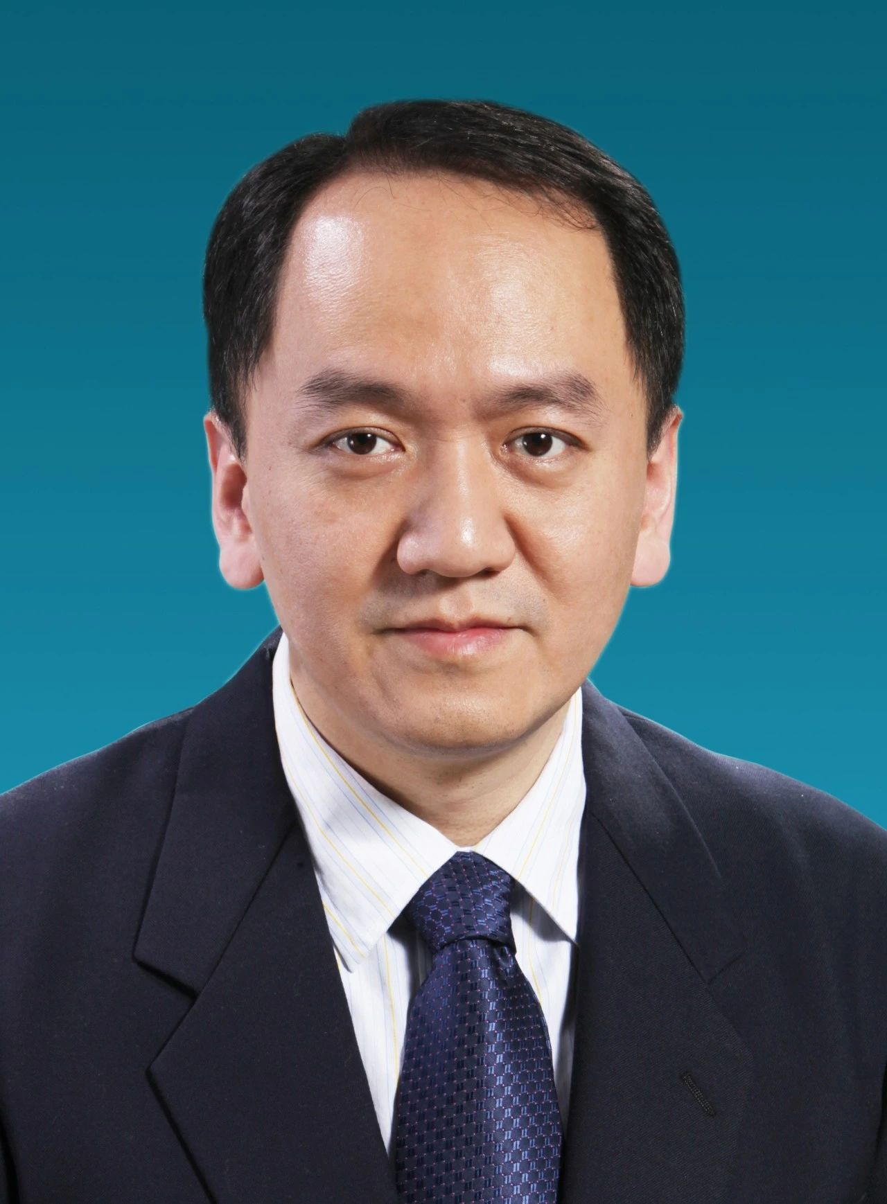 师从周良辅院士,陈衔城教授和李士其教授,长期从事精准神经外科,二十