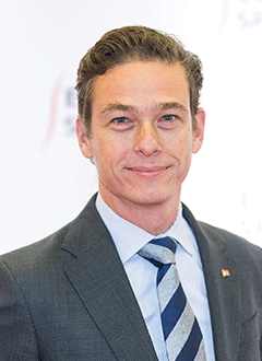 2016-10-15-portrait-vajkoczy.png